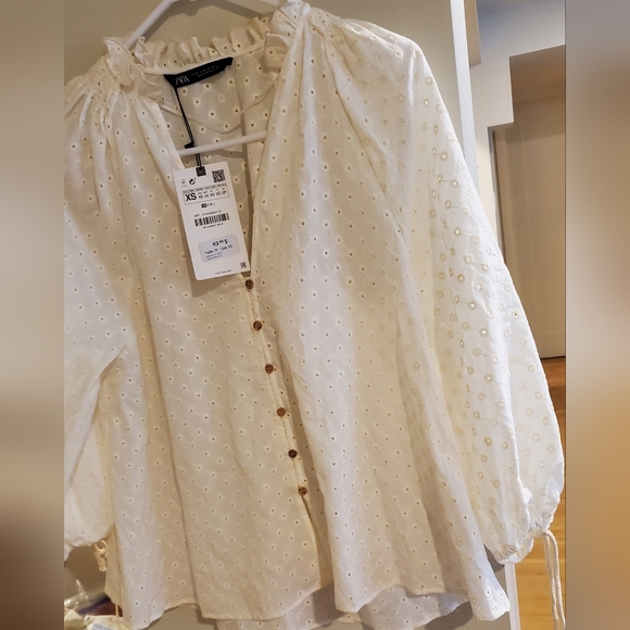 New eyelet blouse - Picture 4 of 8